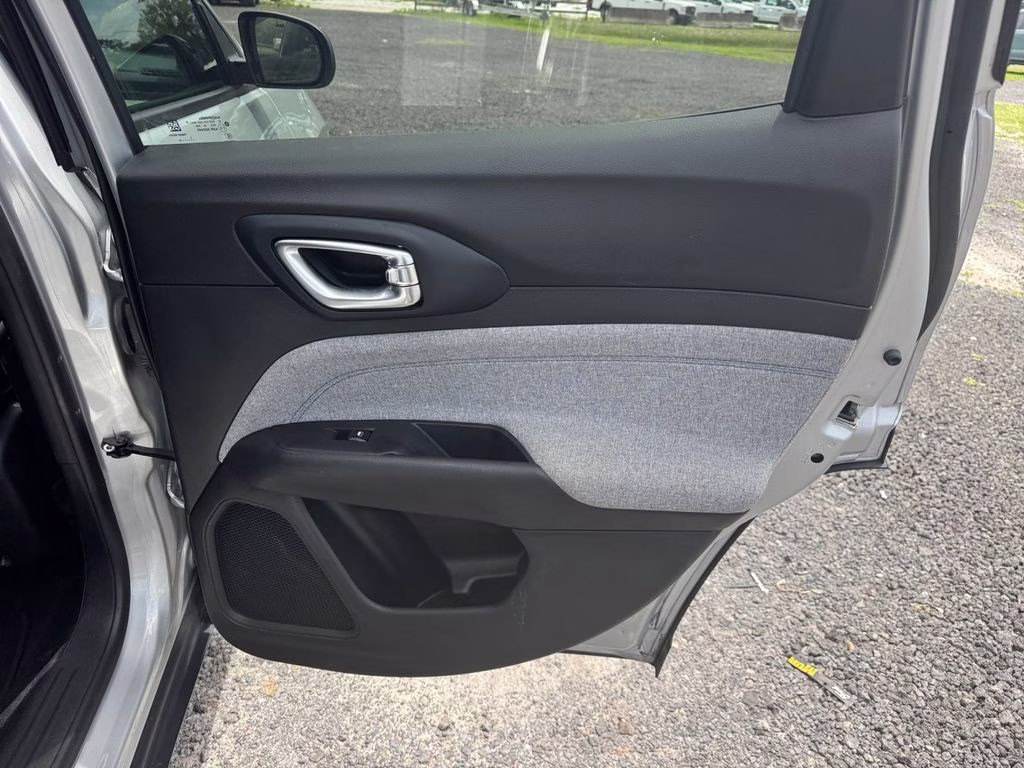 2024 Silver Zynith Metallic Clearcoat Jeep Compass Latitude 4X4 SUV