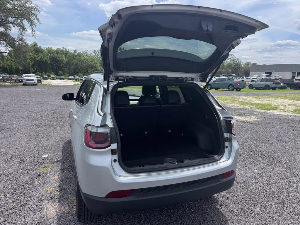 2024 Silver Zynith Metallic Clearcoat Jeep Compass Latitude 4X4 SUV