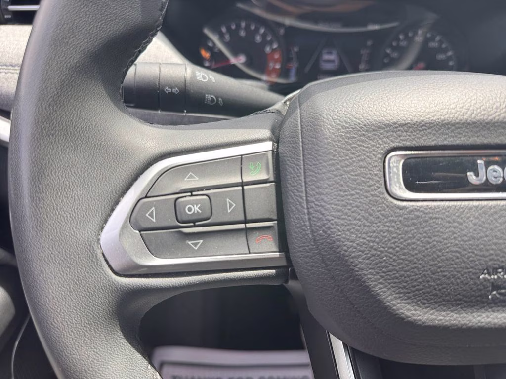 2024 Silver Zynith Metallic Clearcoat Jeep Compass Latitude 4X4 SUV