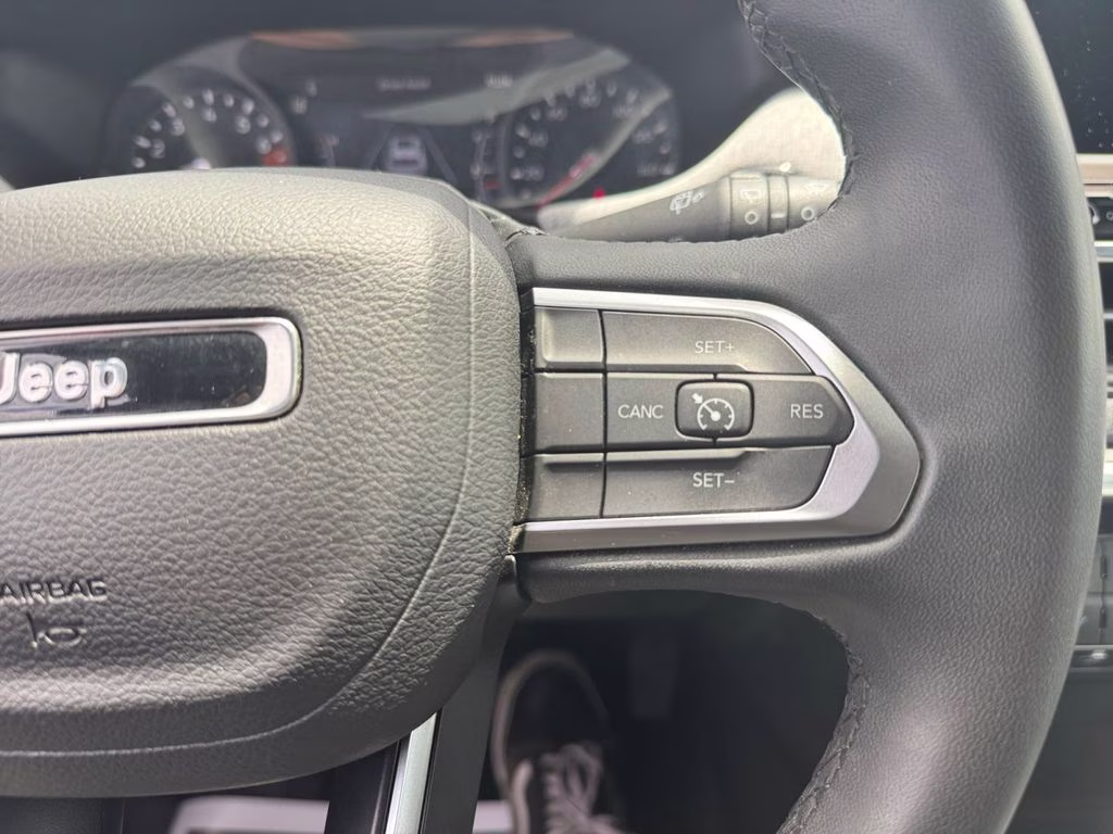 2024 Silver Zynith Metallic Clearcoat Jeep Compass Latitude 4X4 SUV