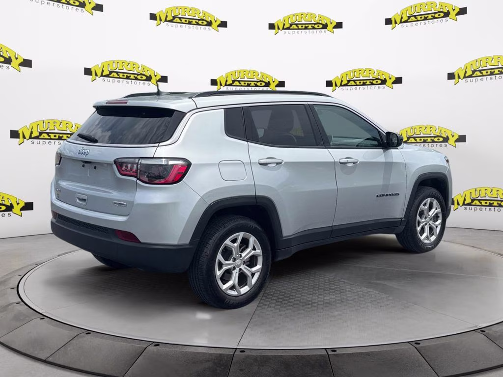 2024 Silver Zynith Metallic Clearcoat Jeep Compass Latitude 4X4 SUV