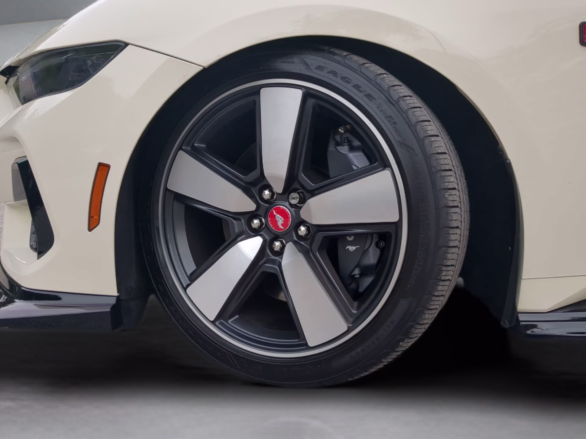 2025 Wimbledon White Ford Mustang GT Premium RWD Coupe