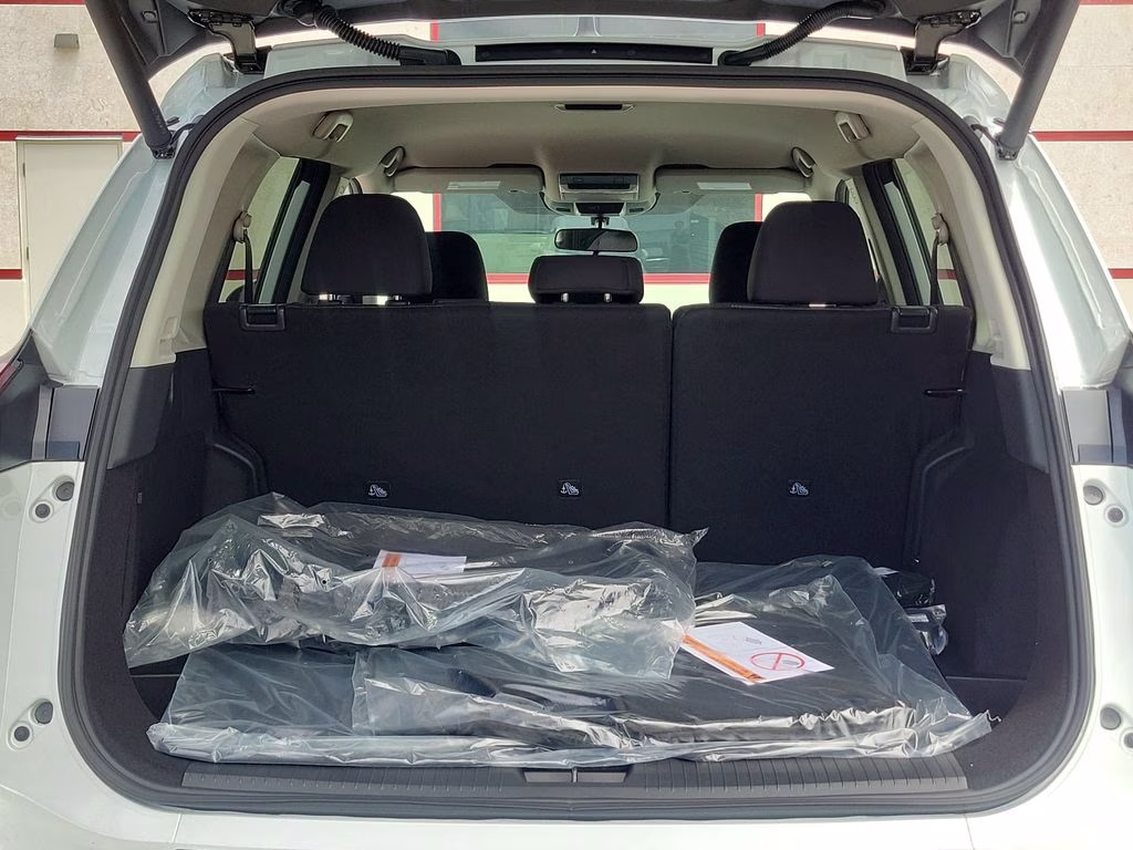 2026 Everest White Pearl Tricoat Nissan Rogue SV FWD SUV