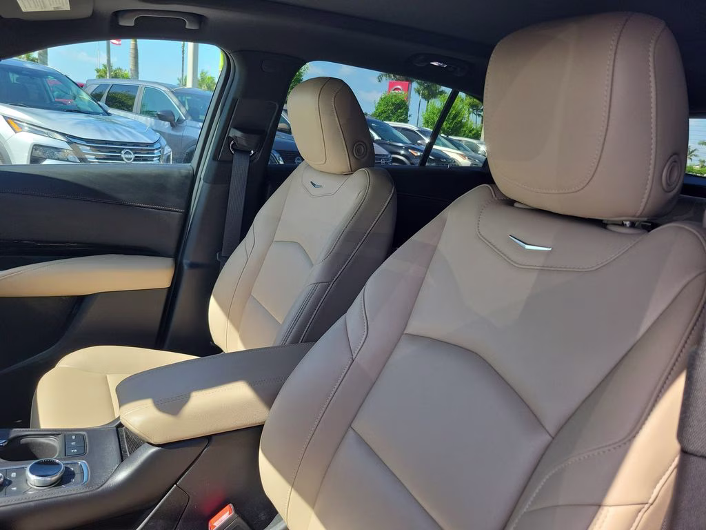 2024 Emerald Lake Metallic Cadillac XT4 Luxury FWD SUV