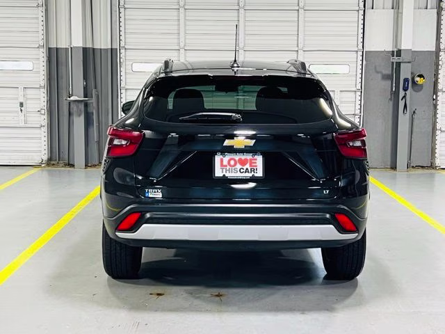 2025 Mosaic Black Metallic Chevrolet Trax LT FWD SUV