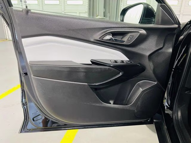 2025 Mosaic Black Metallic Chevrolet Trax LT FWD SUV