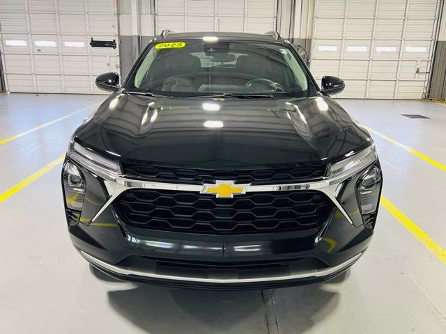2025 Mosaic Black Metallic Chevrolet Trax LT FWD SUV