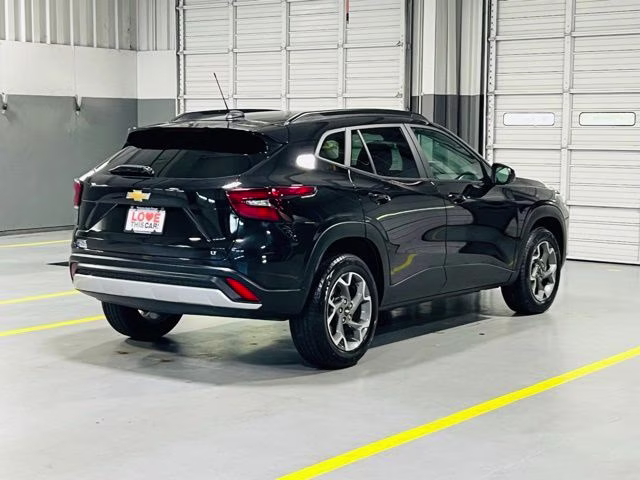 2025 Mosaic Black Metallic Chevrolet Trax LT FWD SUV