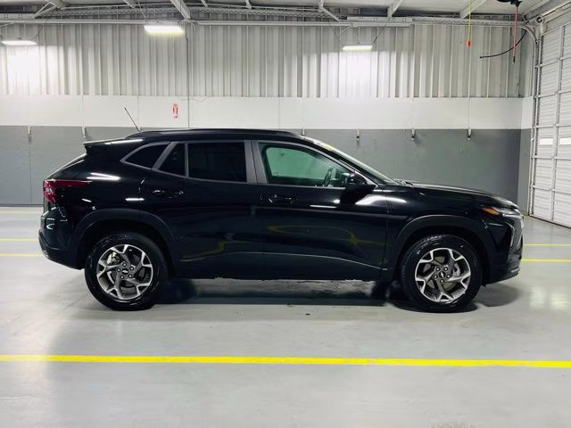2025 Mosaic Black Metallic Chevrolet Trax LT FWD SUV