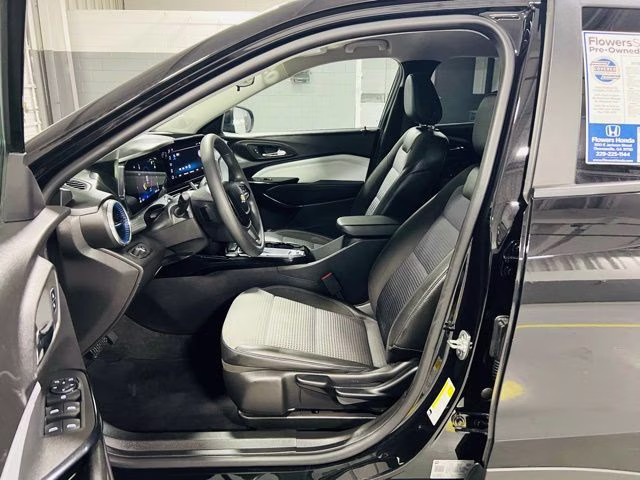 2025 Mosaic Black Metallic Chevrolet Trax LT FWD SUV