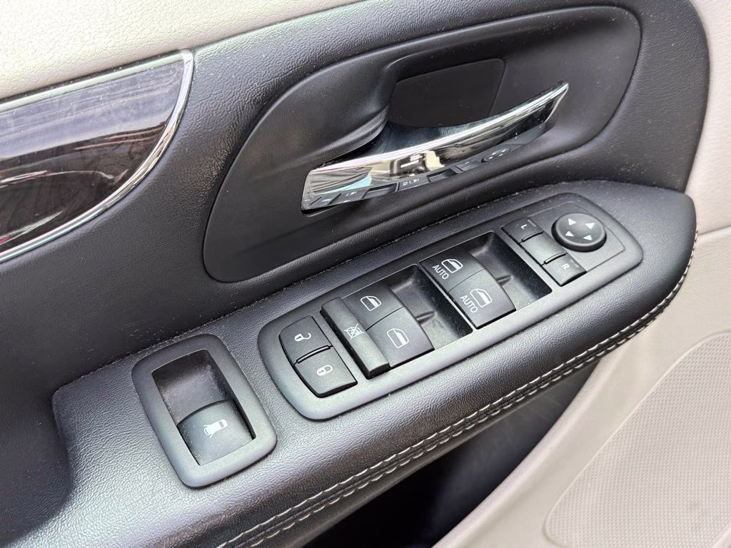 2015 Brilliant Black Crystal Pearlcoat Chrysler Town & Country Touring FWD Van