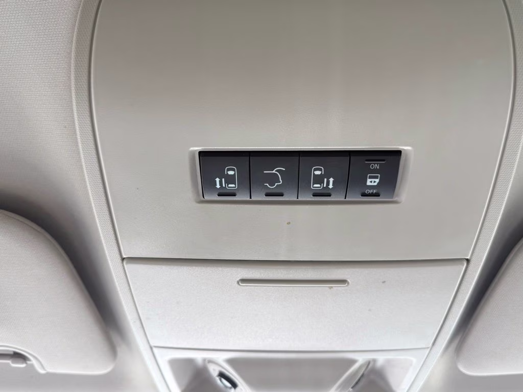 2015 Brilliant Black Crystal Pearlcoat Chrysler Town & Country Touring FWD Van