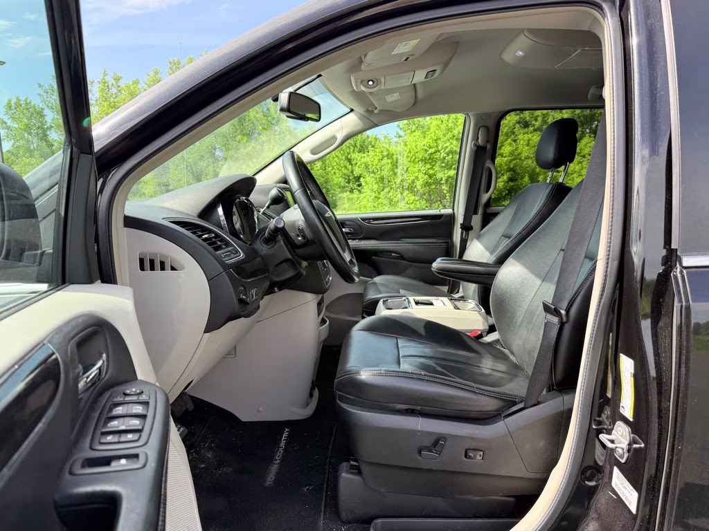 2015 Brilliant Black Crystal Pearlcoat Chrysler Town & Country Touring FWD Van