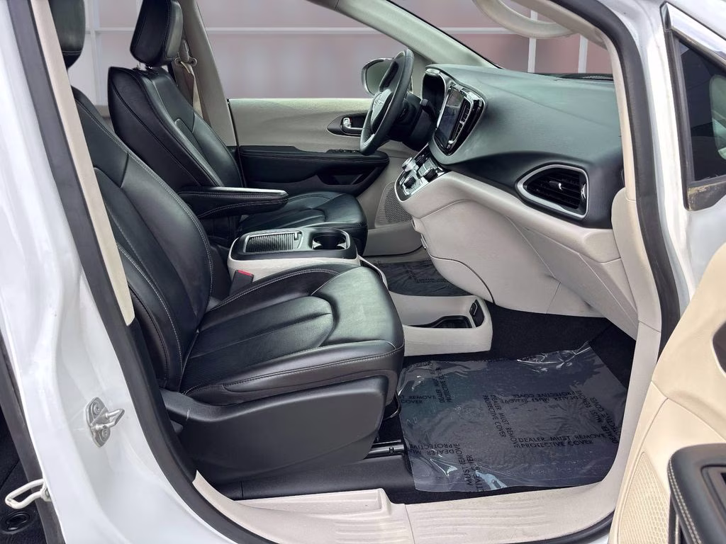 2023 Bright White Clearcoat Chrysler Pacifica Touring L FWD Van