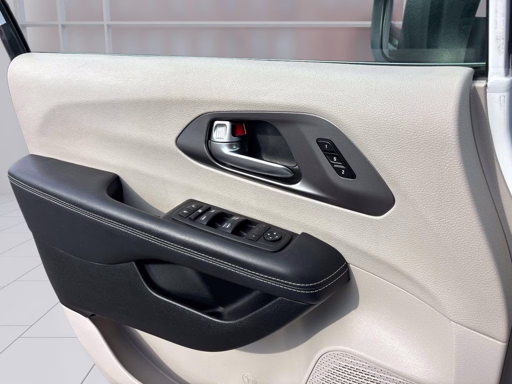2023 Bright White Clearcoat Chrysler Pacifica Touring L FWD Van