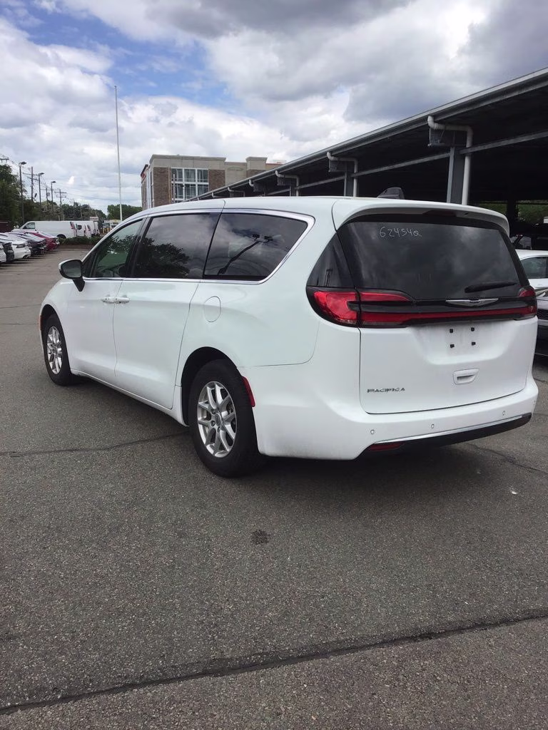 2023 Bright White Clearcoat Chrysler Pacifica Touring L FWD Van