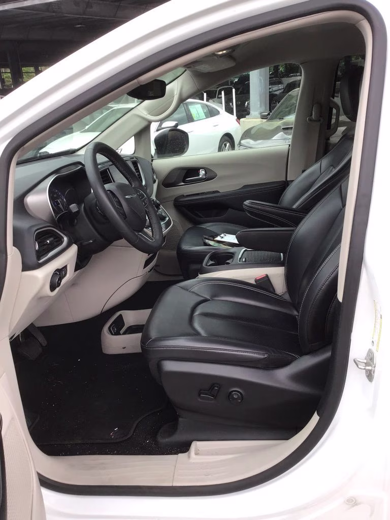2023 Bright White Clearcoat Chrysler Pacifica Touring L FWD Van