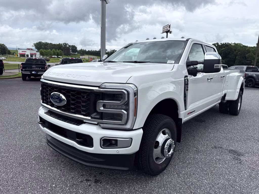 2026 White Ford Super Duty F-350 DRW Lariat 4X4 Truck