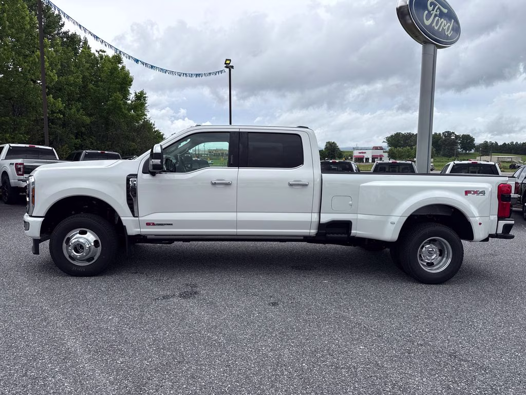 2026 White Ford Super Duty F-350 DRW Lariat 4X4 Truck