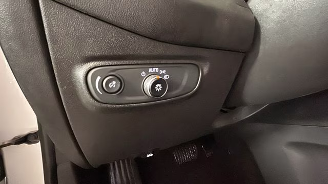 2019 Silver Ice Metallic Chevrolet Equinox LT FWD SUV