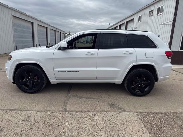 2015 White Jeep Grand Cherokee Altitude 4X4 SUV