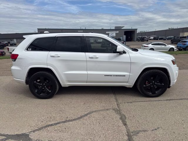 2015 White Jeep Grand Cherokee Altitude 4X4 SUV
