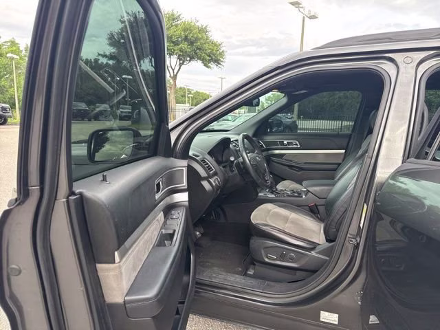 2017 Magnetic Metallic Ford Explorer XLT FWD SUV