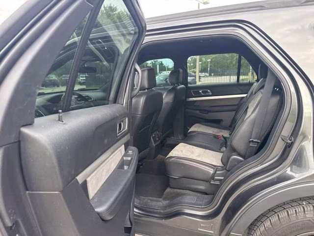 2017 Magnetic Metallic Ford Explorer XLT FWD SUV