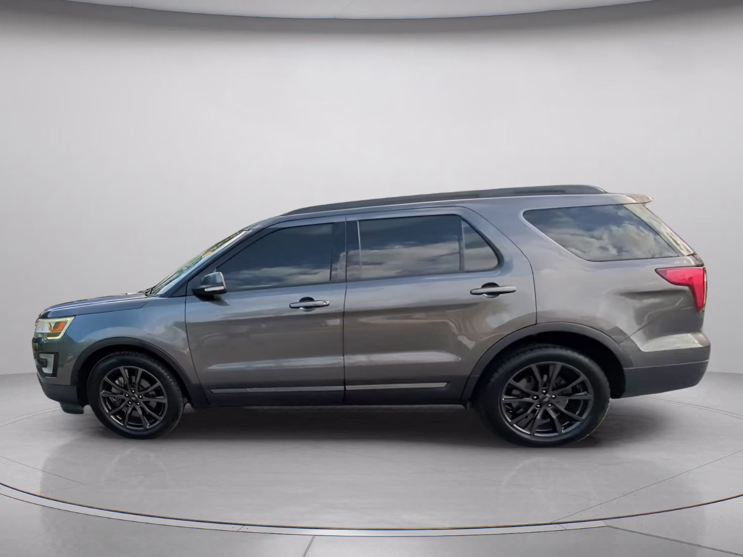 2017 Magnetic Metallic Ford Explorer XLT FWD SUV
