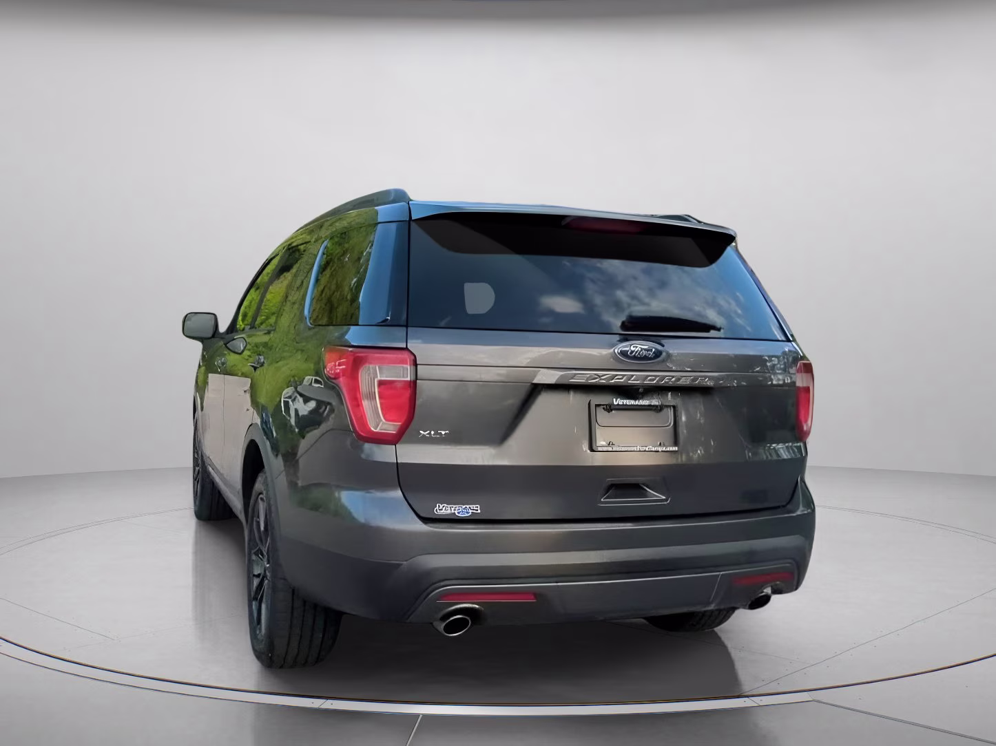 2017 Magnetic Metallic Ford Explorer XLT FWD SUV