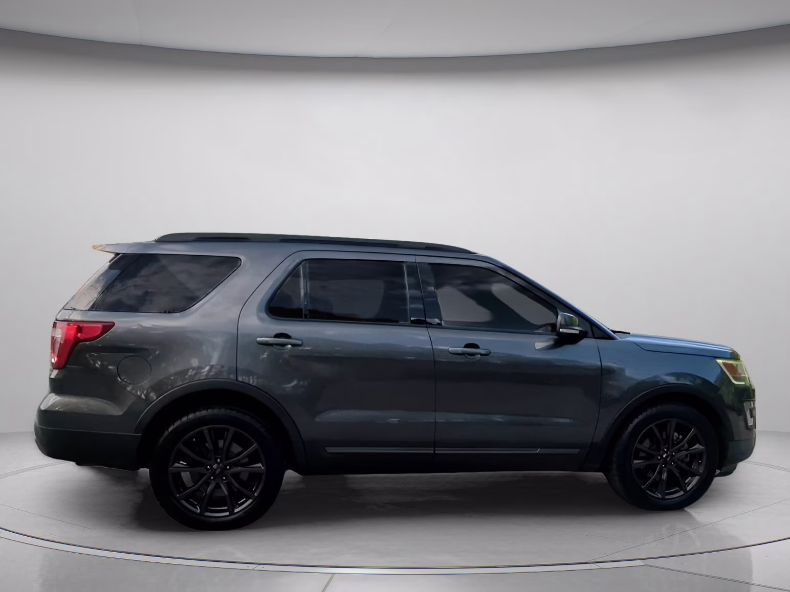 2017 Magnetic Metallic Ford Explorer XLT FWD SUV