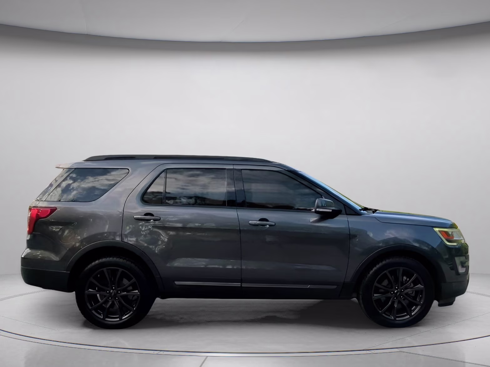 2017 Magnetic Metallic Ford Explorer XLT FWD SUV