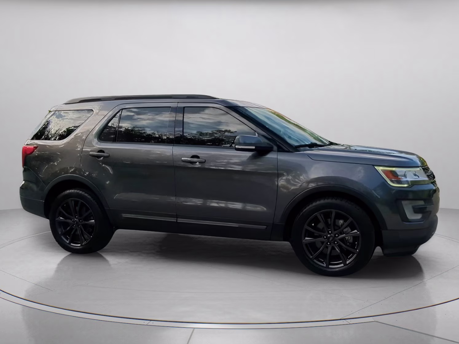 2017 Magnetic Metallic Ford Explorer XLT FWD SUV
