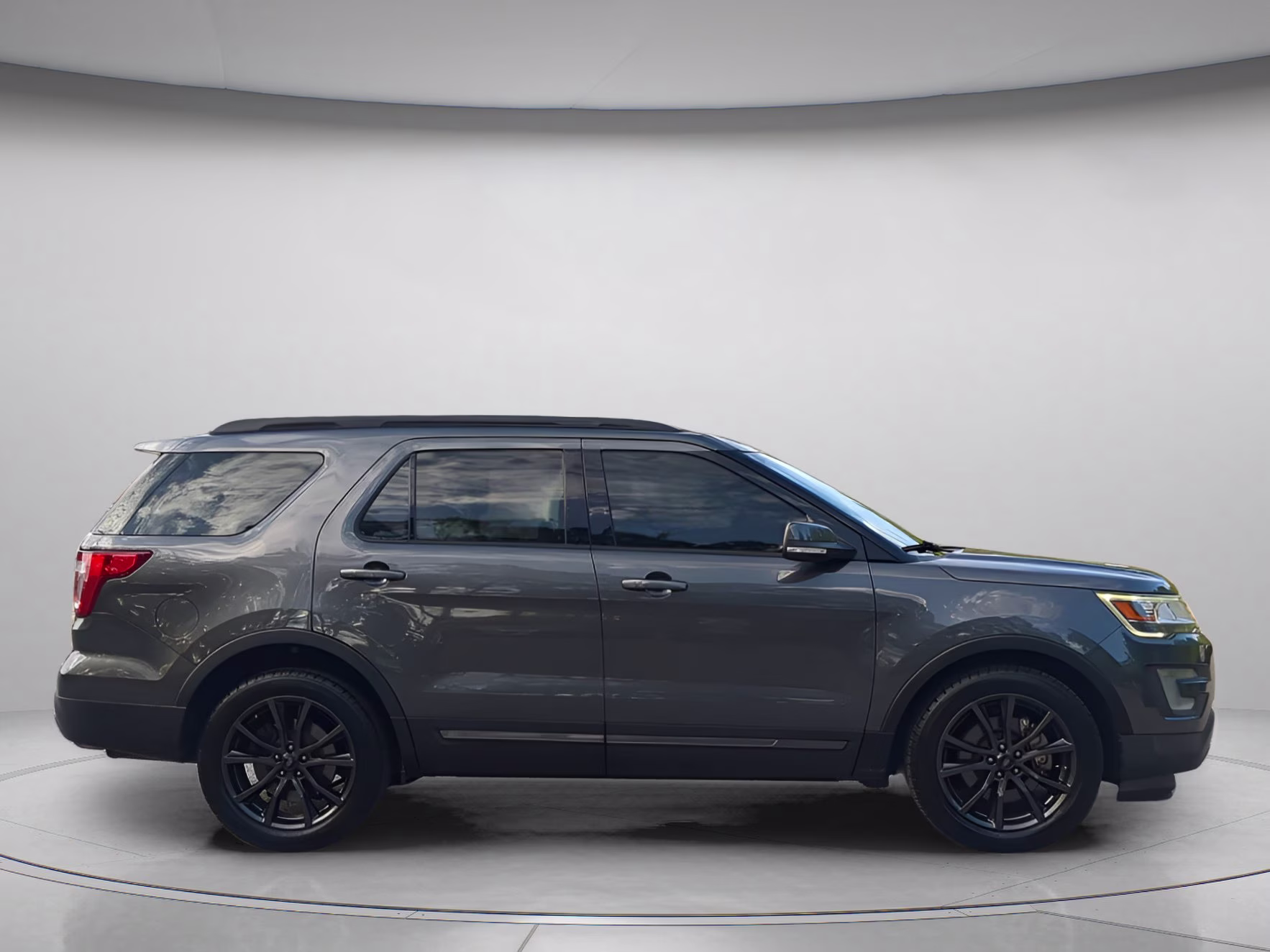 2017 Magnetic Metallic Ford Explorer XLT FWD SUV