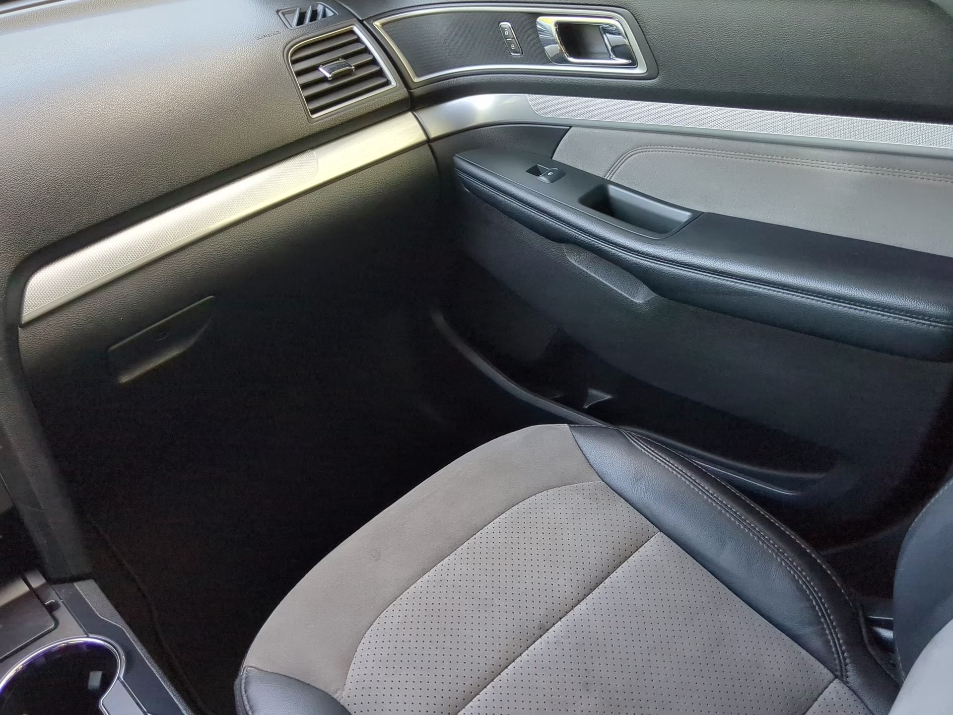 2017 Magnetic Metallic Ford Explorer XLT FWD SUV