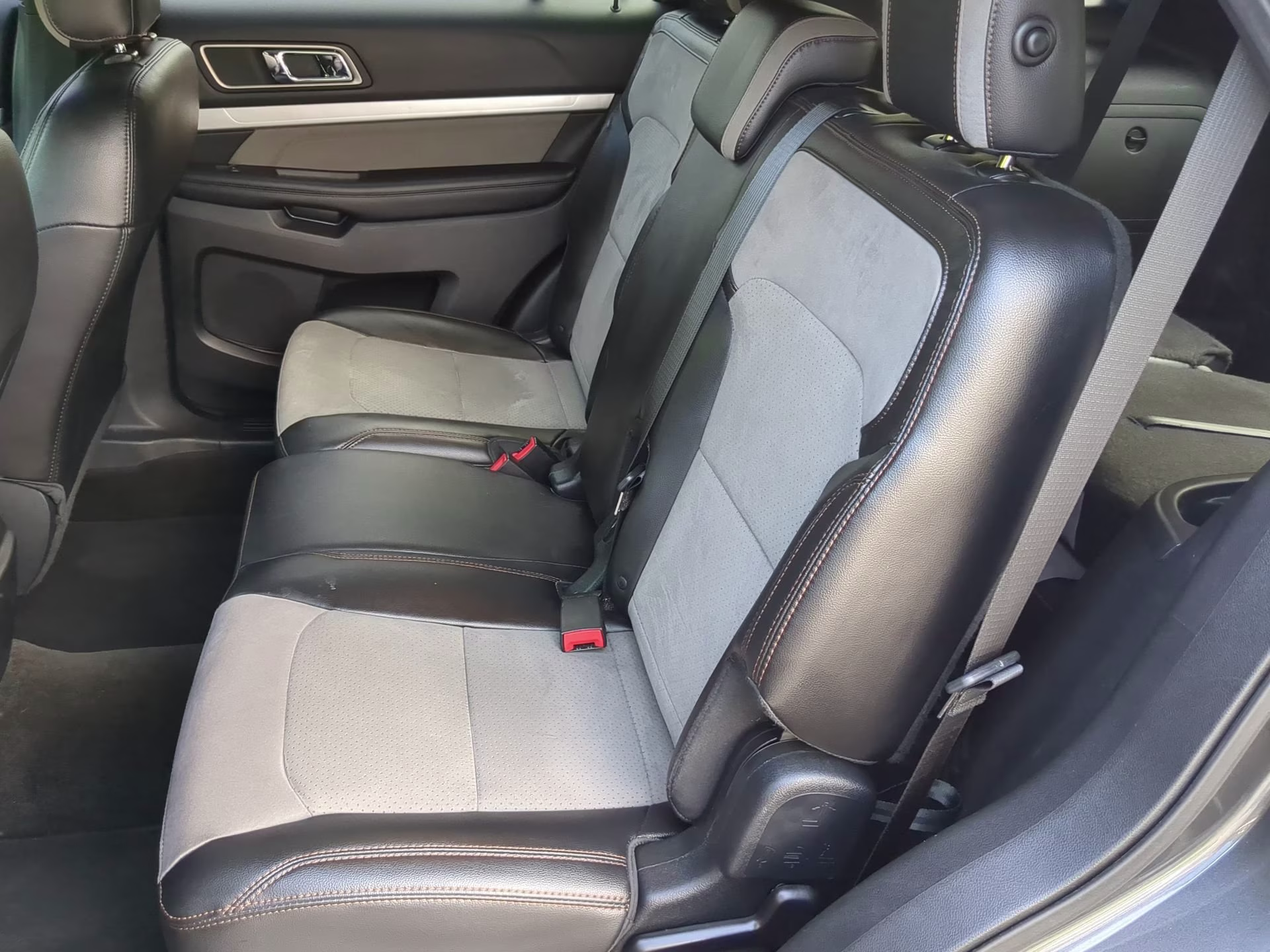 2017 Magnetic Metallic Ford Explorer XLT FWD SUV