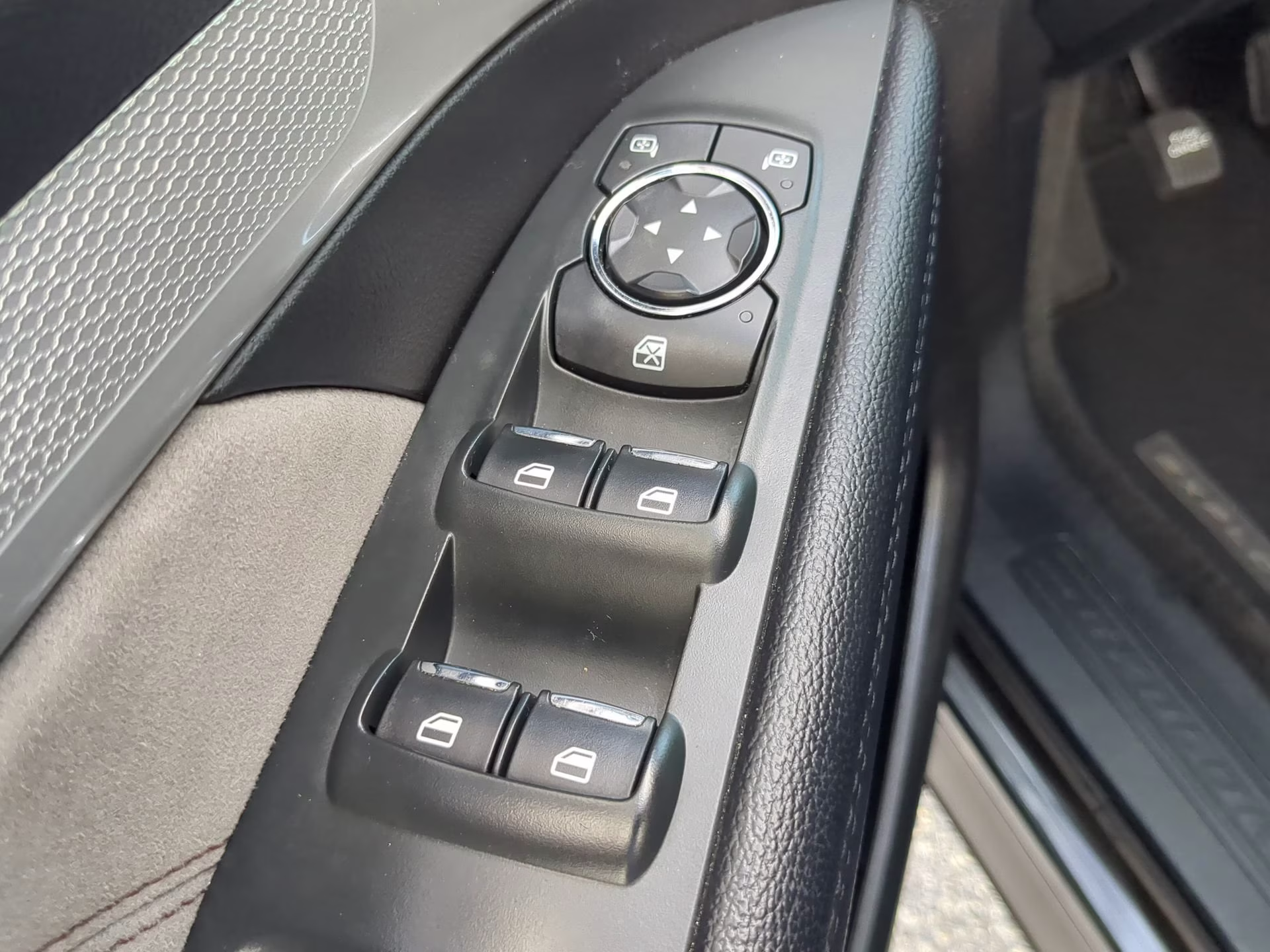 2017 Magnetic Metallic Ford Explorer XLT FWD SUV
