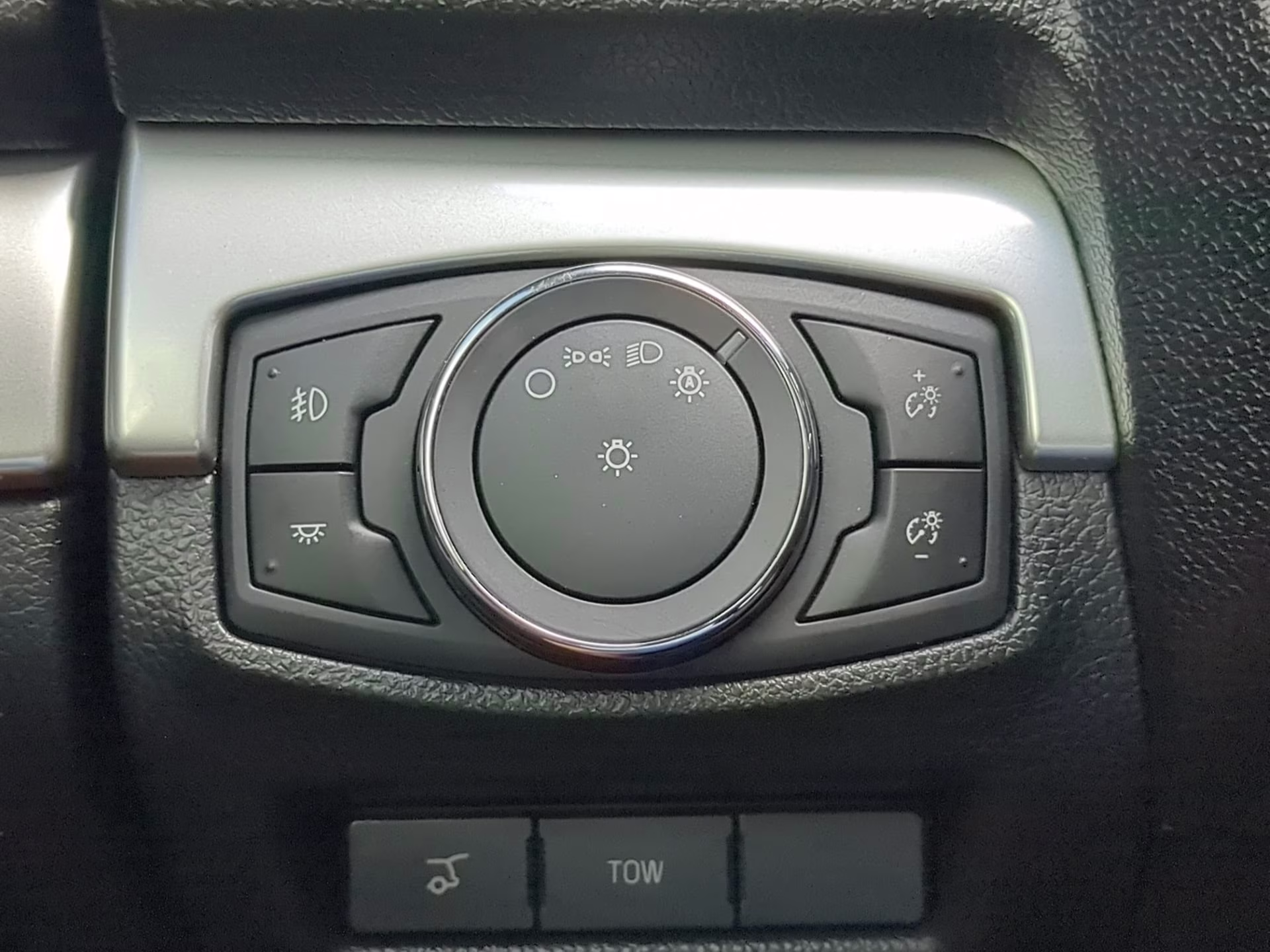 2017 Magnetic Metallic Ford Explorer XLT FWD SUV