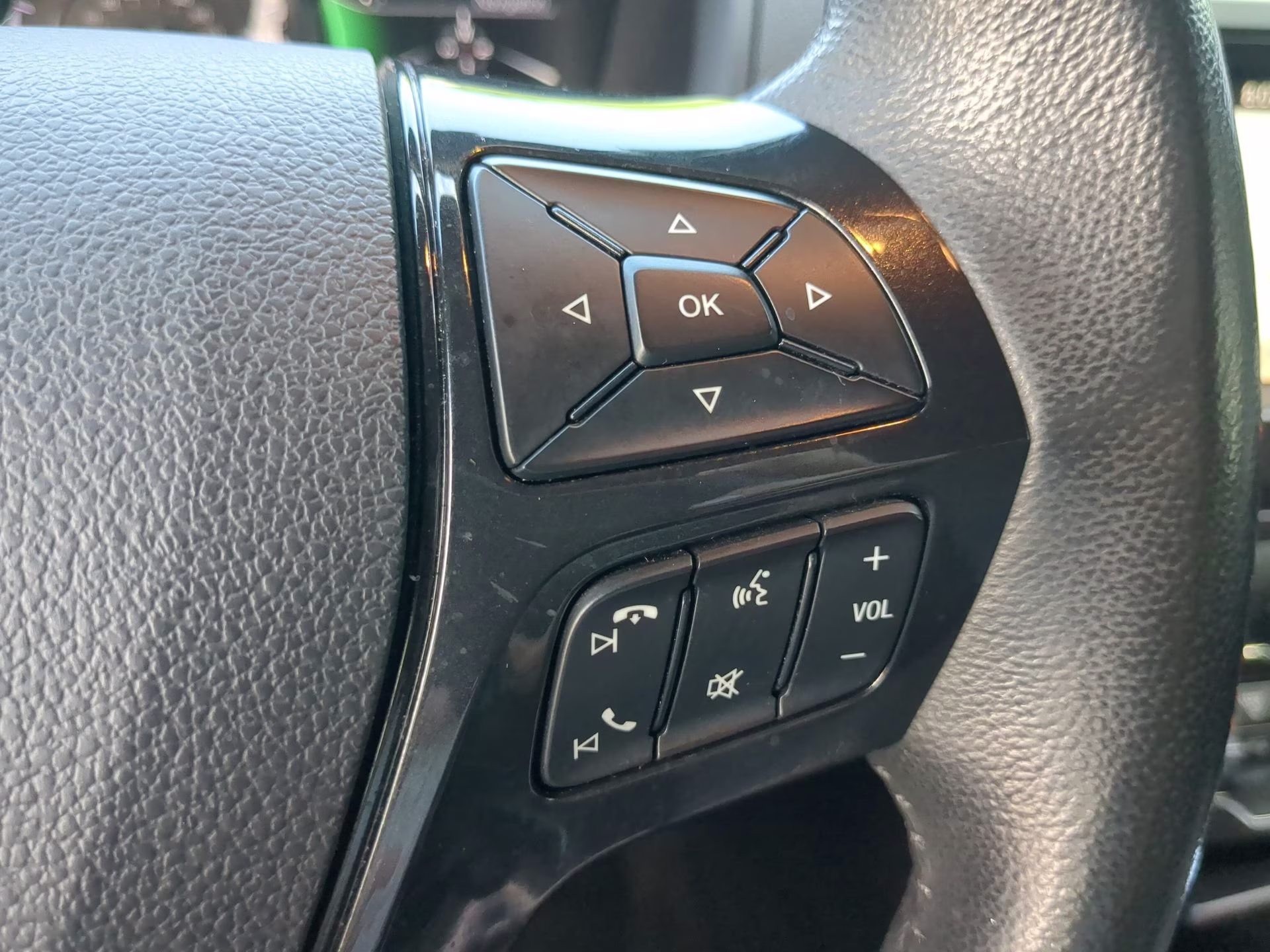 2017 Magnetic Metallic Ford Explorer XLT FWD SUV