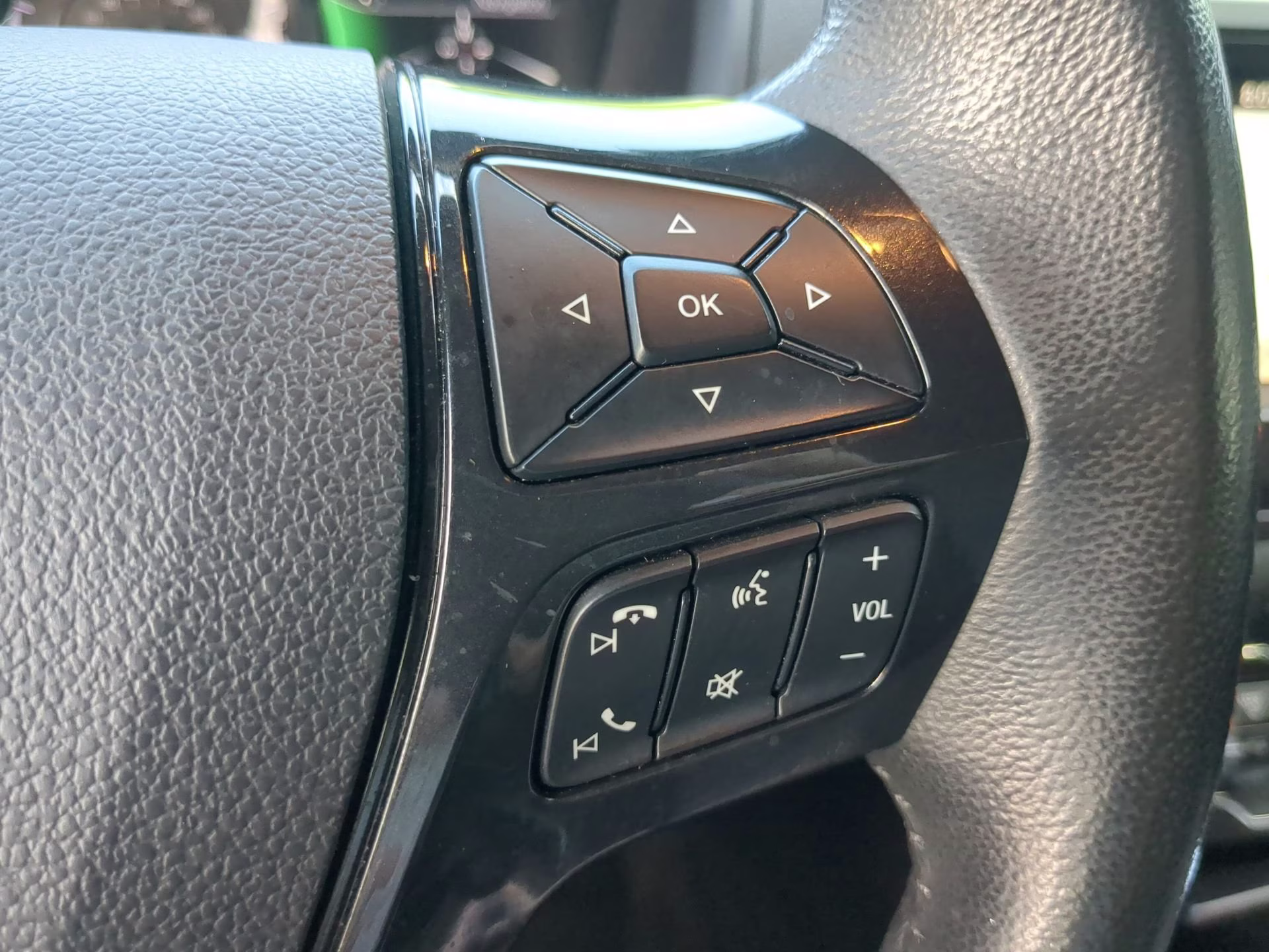 2017 Magnetic Metallic Ford Explorer XLT FWD SUV