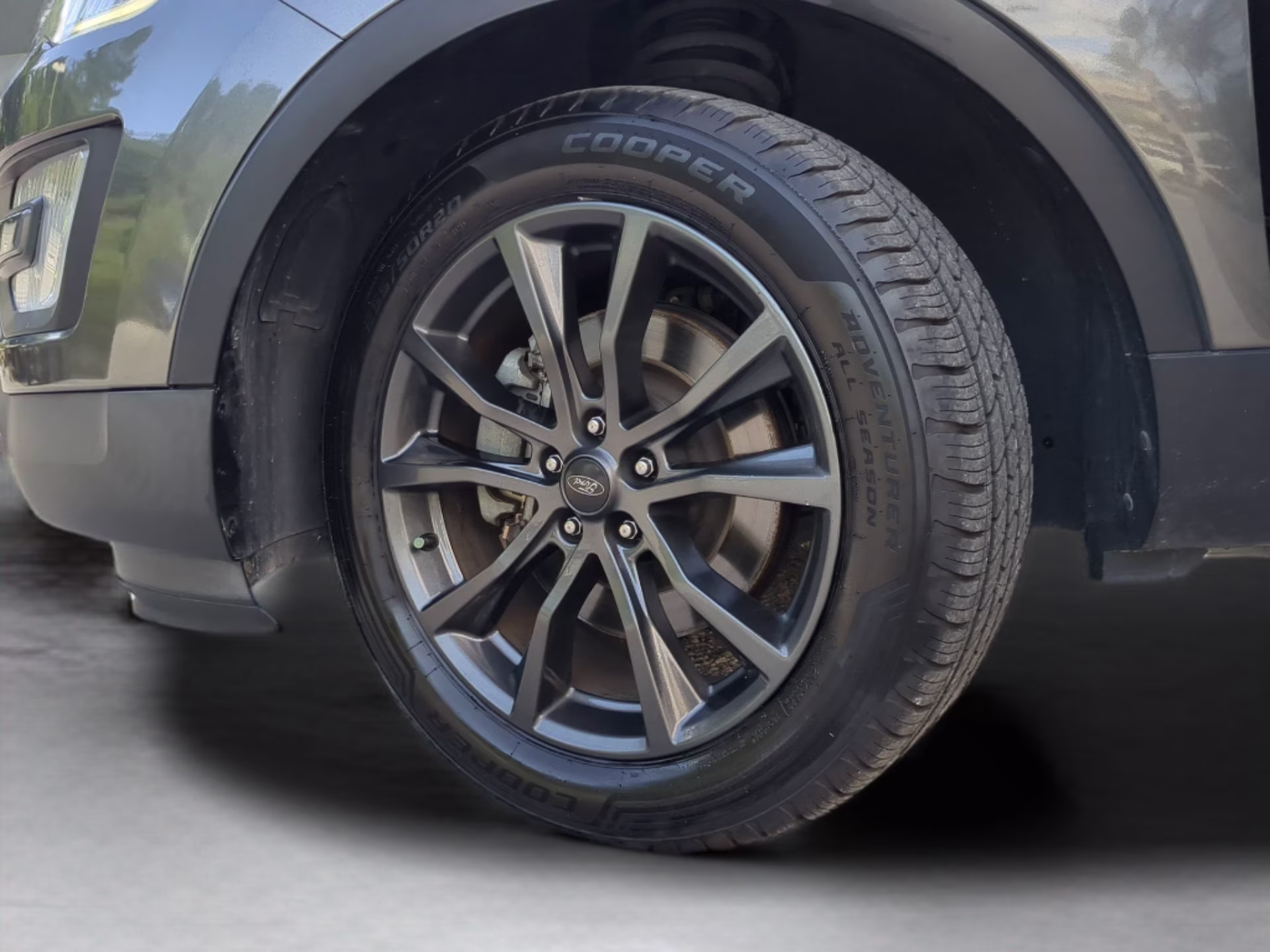 2017 Magnetic Metallic Ford Explorer XLT FWD SUV