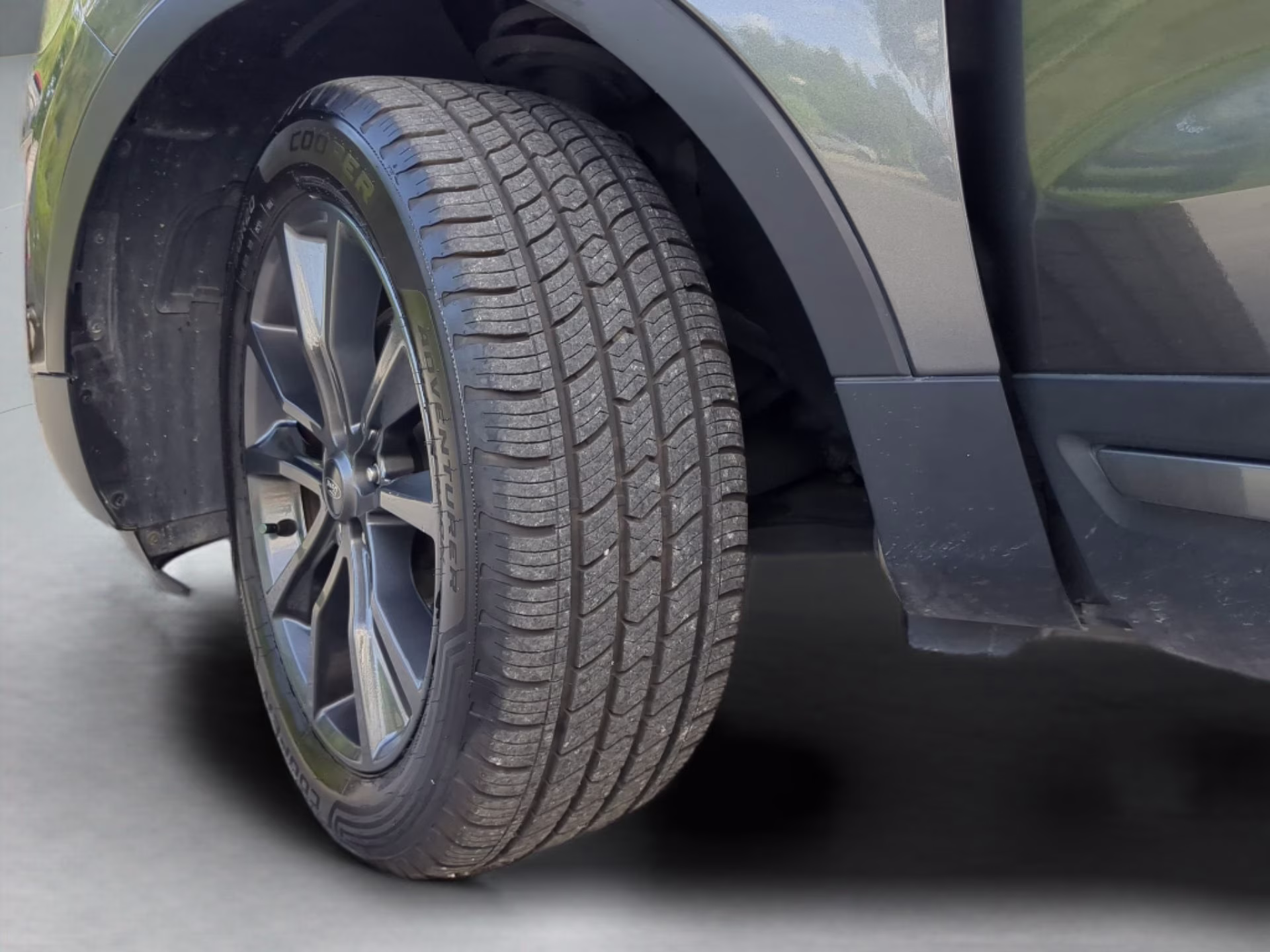 2017 Magnetic Metallic Ford Explorer XLT FWD SUV