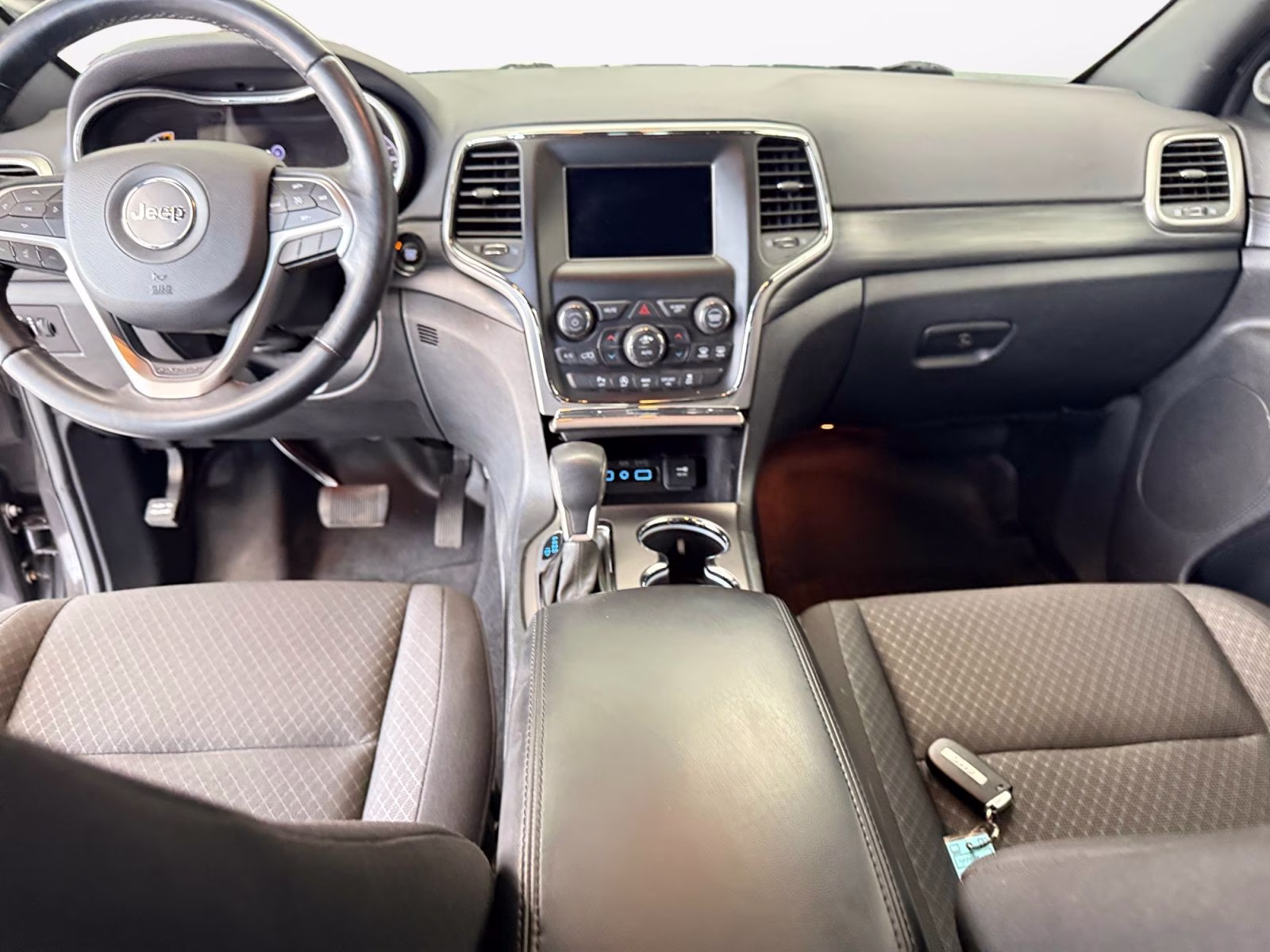 2019 Granite Crystal Metallic Clearcoat Jeep Grand Cherokee Laredo E 4X4 SUV