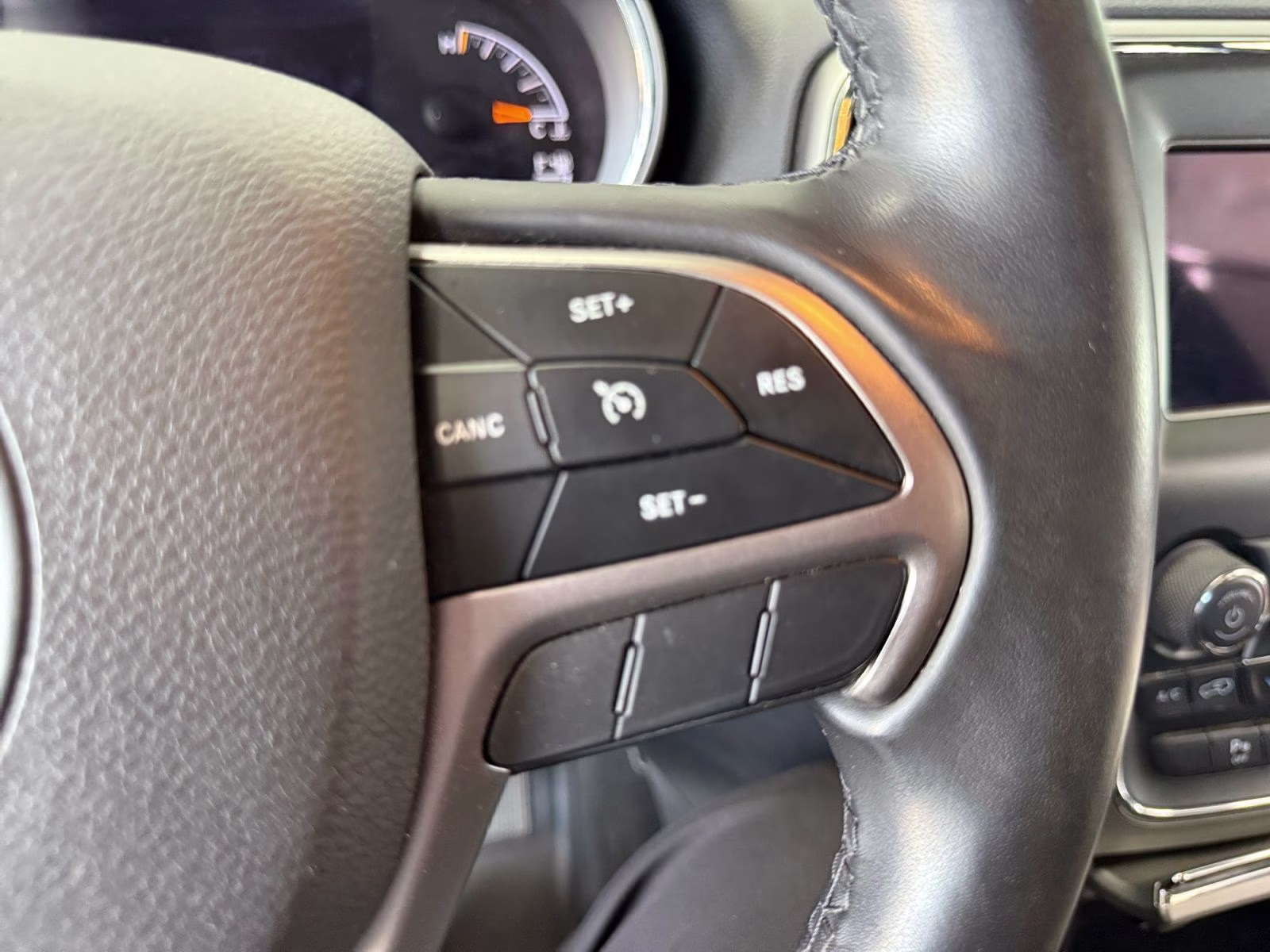2019 Granite Crystal Metallic Clearcoat Jeep Grand Cherokee Laredo E 4X4 SUV