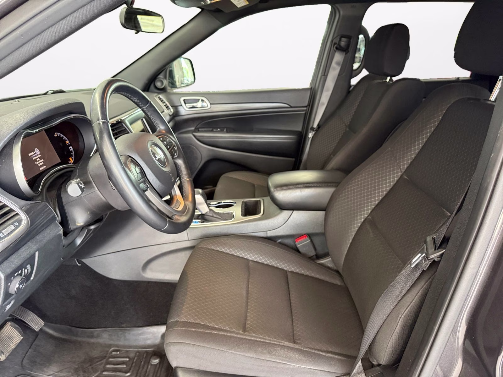 2019 Granite Crystal Metallic Clearcoat Jeep Grand Cherokee Laredo E 4X4 SUV