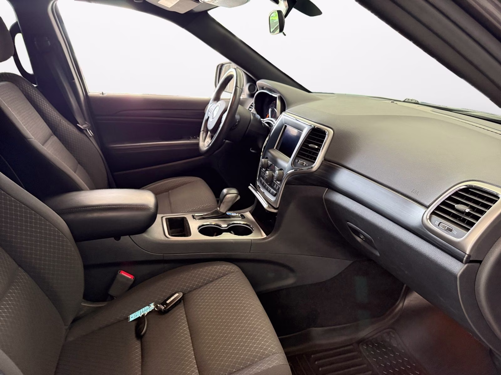 2019 Granite Crystal Metallic Clearcoat Jeep Grand Cherokee Laredo E 4X4 SUV