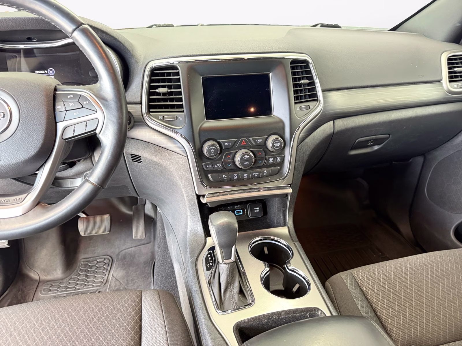 2019 Granite Crystal Metallic Clearcoat Jeep Grand Cherokee Laredo E 4X4 SUV
