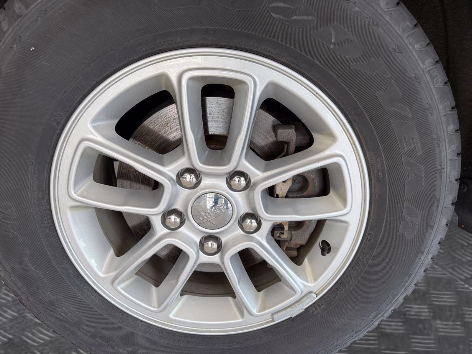 2019 Granite Crystal Metallic Clearcoat Jeep Grand Cherokee Laredo E 4X4 SUV