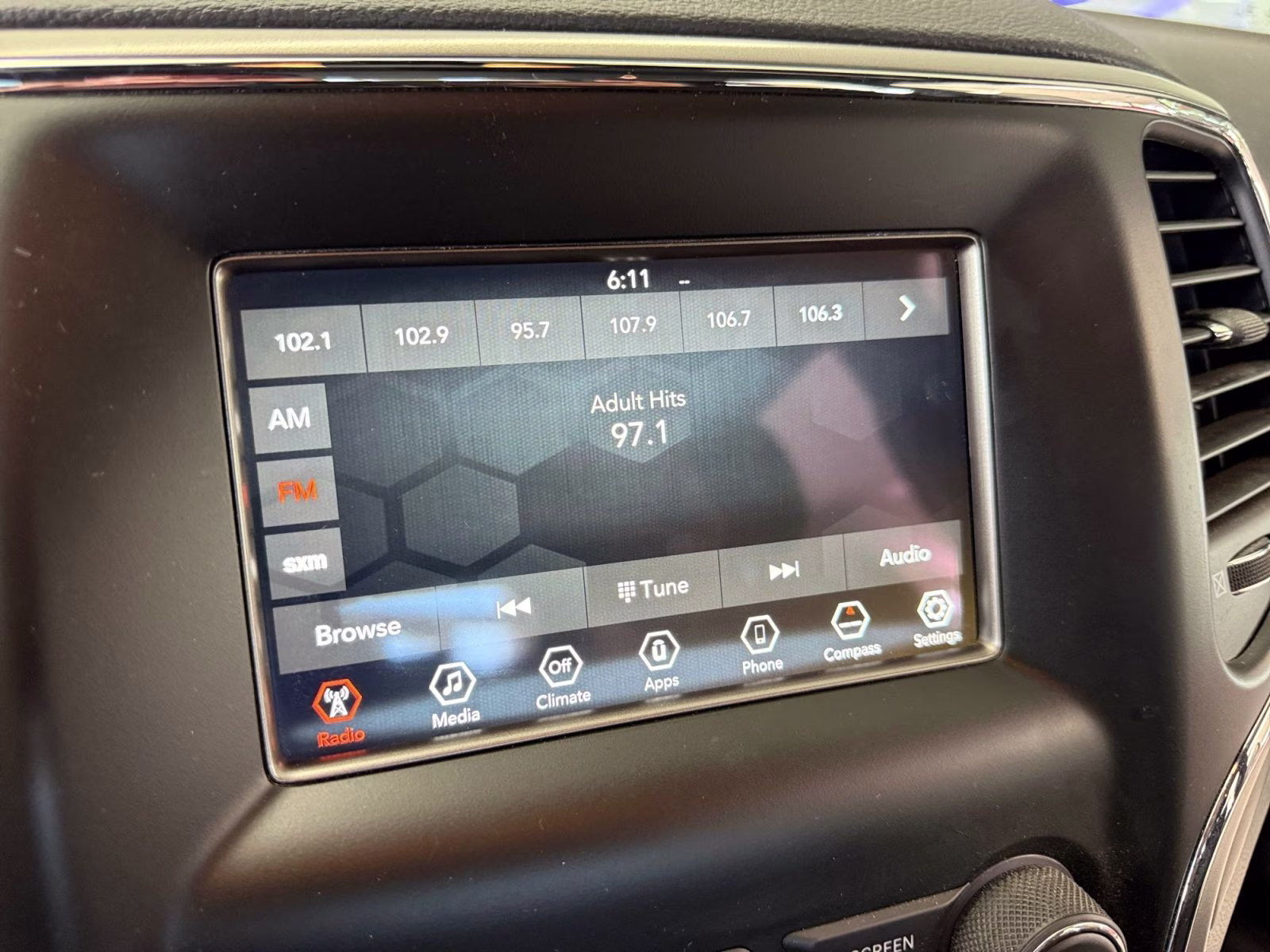2019 Granite Crystal Metallic Clearcoat Jeep Grand Cherokee Laredo E 4X4 SUV
