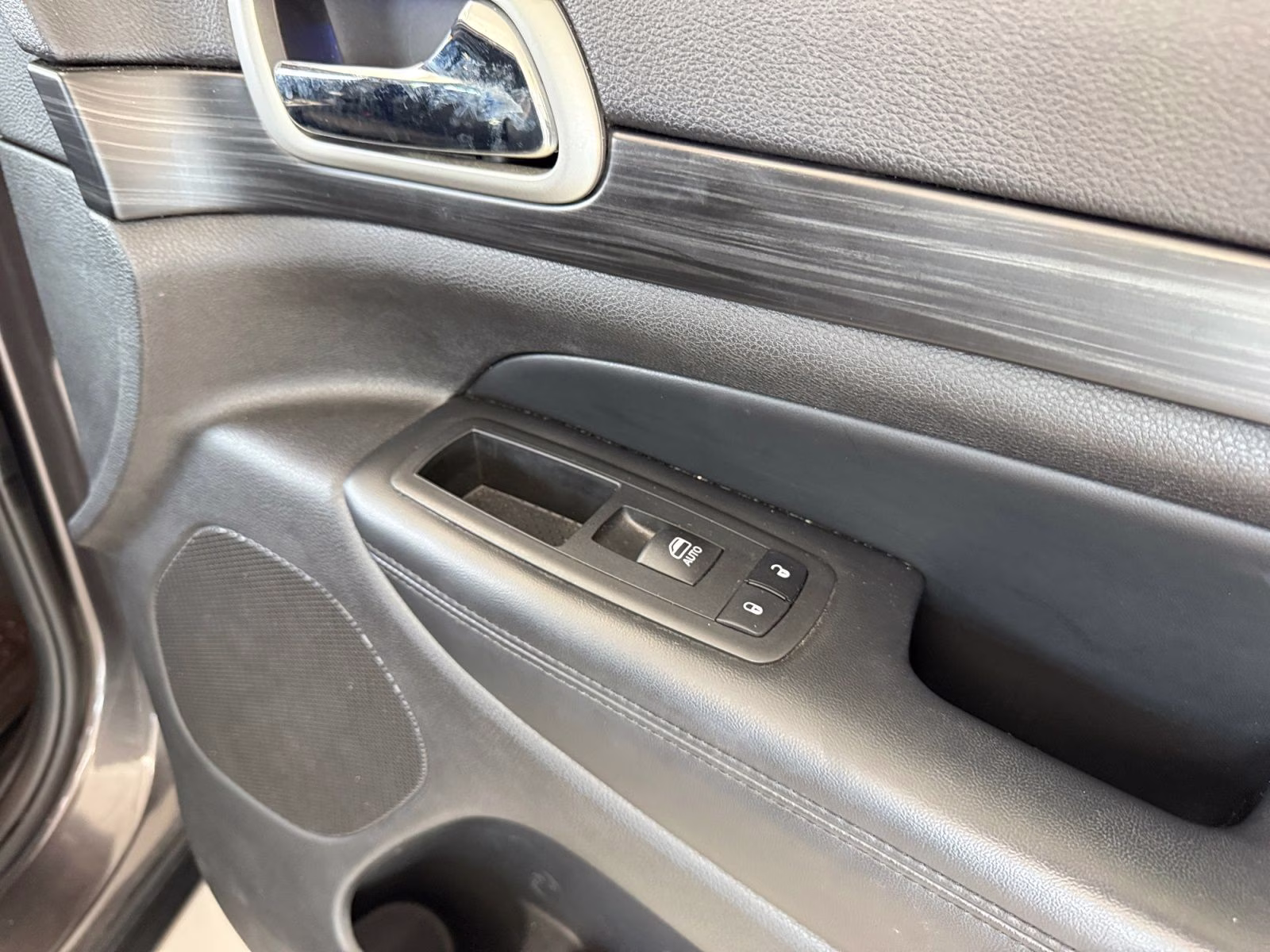 2019 Granite Crystal Metallic Clearcoat Jeep Grand Cherokee Laredo E 4X4 SUV